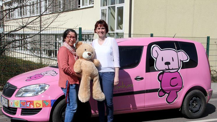 Kerstin Stadler vom Kinderhospiz Bärenherz nahm die Spende von Carina Jaschke von Freund & Partner entgegen
