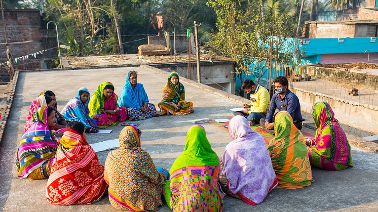 Swedish capital endorses women’s economic empowerment in rural India. Picture from a weekly meeting with a borrowers group.