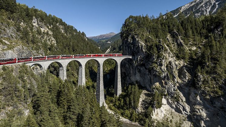 Bernina Express auf dem Landwasserviadukt ©Graubünden Ferien