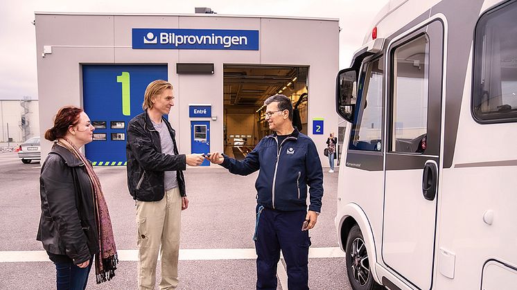 Kontrollbesiktning av en husbil på Bilprovningens station i Rosersberg  Foto: Bilprovningen