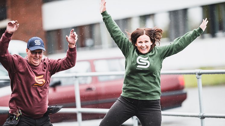 Vaktmester Trond Pedersen og campussjef Stina Kuivalainen er hoppende glad for at B-blokka nå er innflytningsklar