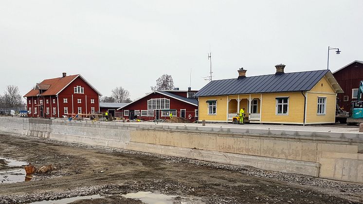 Mikael Damberg inviger den nya kajen i Sjötorp 2 maj 2018