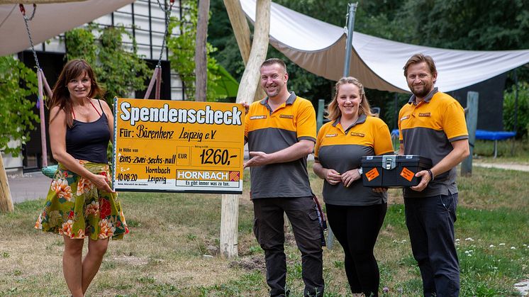 Daniel Knobloch, Sabine Lichtnow und Norman Winkler vom Hornbach Baumarkt übergaben den Spendenscheck im Kinderhospiz Bärenherz