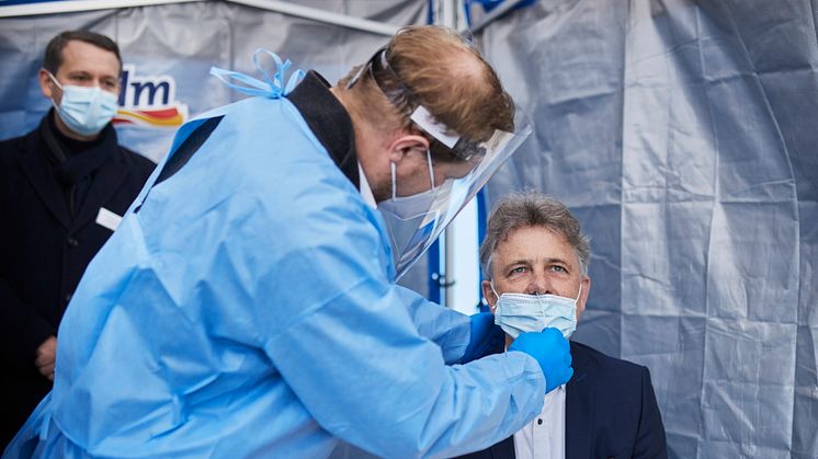 Oberbürgermeister Frank Mentrup lässt sich im dm Corona-Schnelltest-Zentrum beim dm-Markt im Durlach-Center von geschulten dm-Mitarbeitern testen. (Im Hintergrund Christoph Werner, Vorsitzender der dm-Geschäftsführung.)