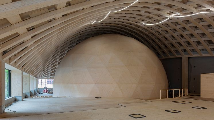 The wooden billowing ceiling, with its huge span and without any internal supporting pillars, and the fantastic wooden dome, already sense the atmosphere in the magnificent wooden hall of Wisdome Stockholm. 