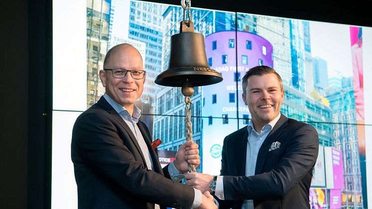 Johan Haack, CDO KGK Group och Jan Berggren, CEO ChargePanel AB ringer i NASDAQ-klockan.