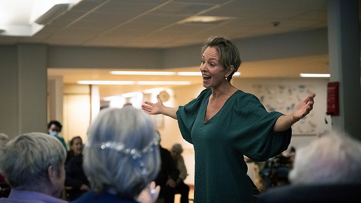 Musikterapeuten Åsa Otterlund leder kören på Kärråkra demensboende.