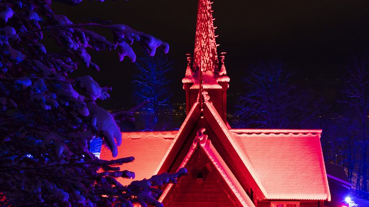 Garmo stavkirke lyssatt under forestillingen LJOS på Maihaugen