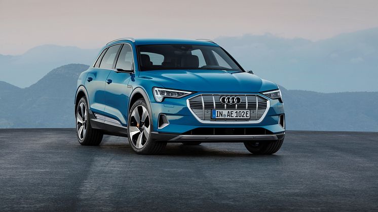 Audi e-tron (Antigua blue) front, statisk