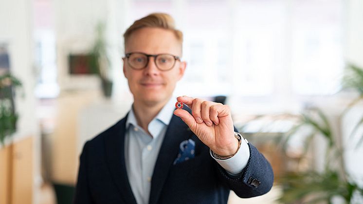 Fredrik Ståhl visar upp Celera Motions lilla IncOder™