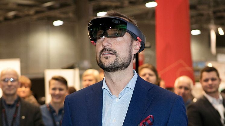 H.K.H. Kronprins Haakon prøver VR-briller på Digital Arena.
