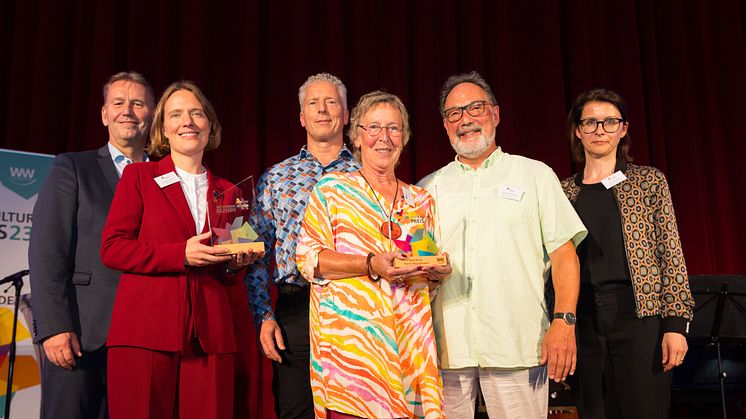 Stolz und Freude (v. l.): Jürgen Noch, Geschäftsführer WW, Beigeordnete Stefanie Duensing, Matthias Mauritz, Künstler, Preisträger*in Anette und Waldemar Ziebecker, und Prof. Dr. Beate Flath, Jurymitglied.