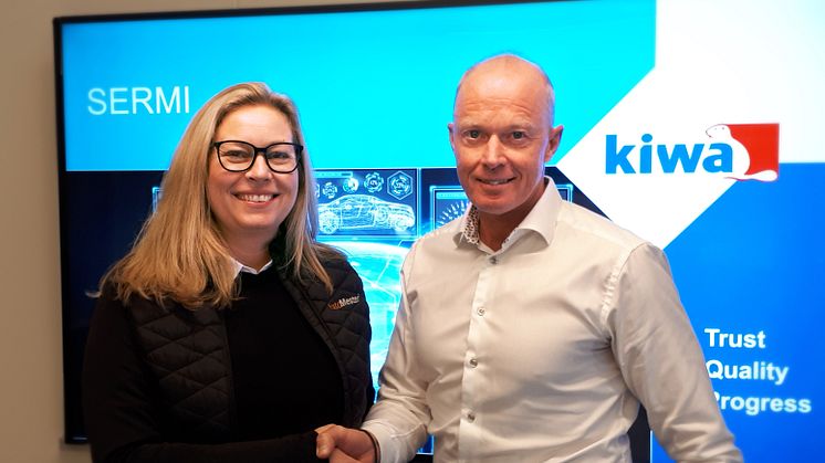 Kjedeleder i AutoMester Katrine Køste og direktør for testing og inspeksjon i Kiwa Patrik Berggren er fornøyde med å ha fått en avtale i havn.
