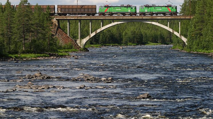 Green Cargo tåg över bro