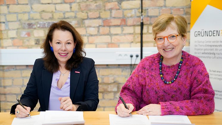 Unterzeichnung des Kooperationsvertrags der TH Wildau, vertreten durch die Präsidentin Prof. Ulrike Tippe (rechts), und der Handwerkskammer Potsdam, vertreten durch Dr. Christiane Herberg (links). (Bild: Sebastian Stoye / TH Wildau)