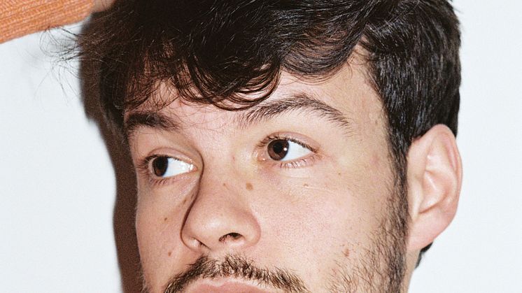 Rex Orange County släpper "OPEN A WINDOW" featuring Tyler, The Creator från albumet "WHO CARES?" som släpps 11 mars