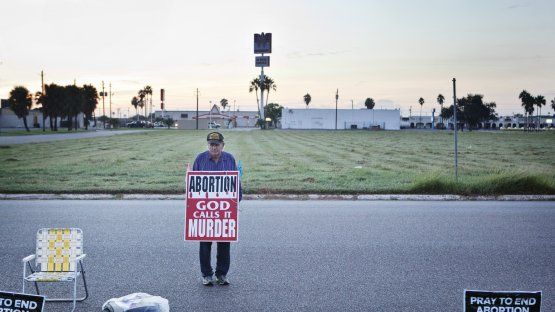 Demonstrant utanför abortklinik i Harlingen i Texas i oktober 2013 Foto: Julia Lindemalm