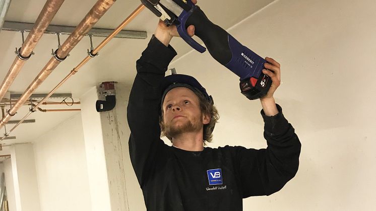 22-årige Mathias Holand fra VB-bedriften Varme & Bad Narvik fikk sin ilddåp som bas under et større rehabiliteringsoppdrag på Narvik Havn. 