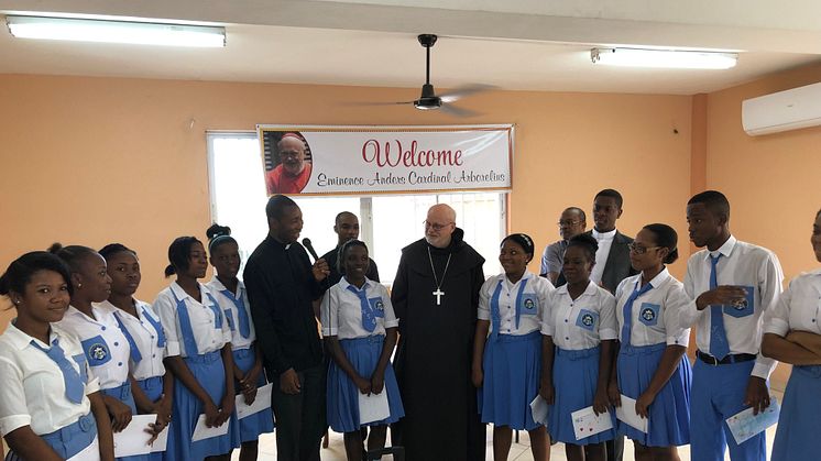 Kardinal Arborelius besöker skolelever på Haiti