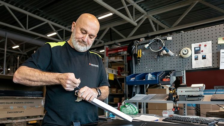 Shahin Shahin förmonterar snabbkoppling på armaturen.