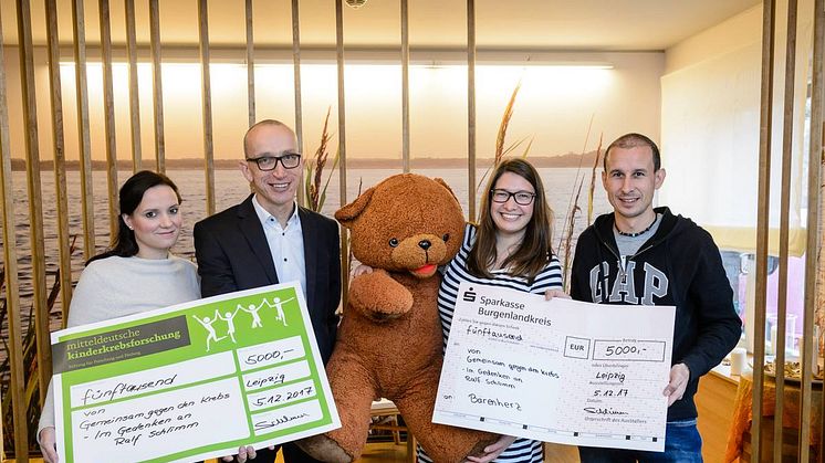 Simone Schlimm (l.) und Nicky Hellfritzsch (r.) übergeben an Ulrike Herkner und Peter Männig die beiden Schecks. (Foto: Jens Schlüter Photography)