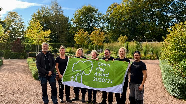 Personalen på Jonsereds Trädgårdar med Green Flag Awards flagga. 