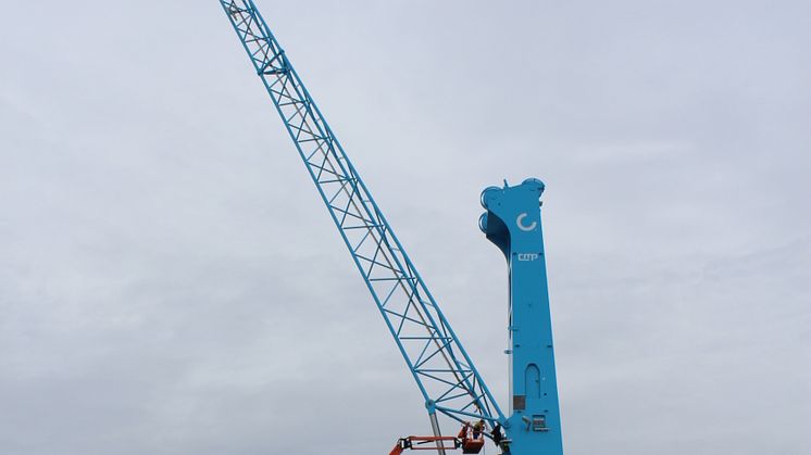Mobile cranes in place in Swede harbour