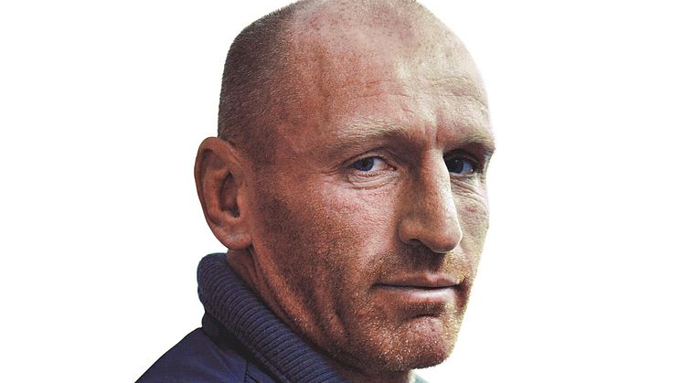 Rugby legend Gareth Thomas calls on runners to join the resolution  in Dundee