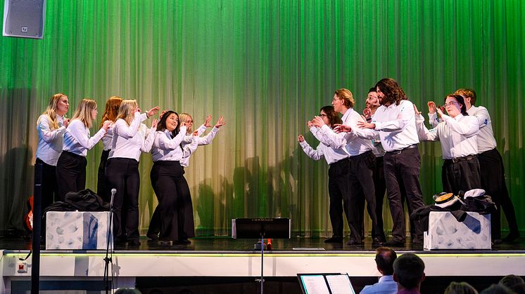 Länsungdomskören SLUSK firar 10 år och firar med stor konsert med Nordiska Kammarorkestern. Bilden från konsert på Englaporten våren 2023. Foto: Lia Jacobi