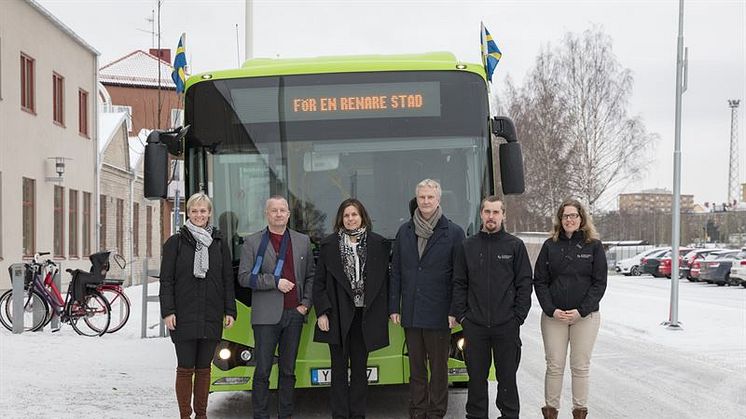 Från vänster till höger: Anna Bergfors (Eskiltuna Kommun), Bengt Karlsson (Transdev), vice statsminister Isabella Lövin, Gunnar Schön (Transdev), Mathias Hjelte (Sörmlandstrafiken), Malin Landin (Sörmlandstrafiken), fotograf: Emelie Otterbeck.