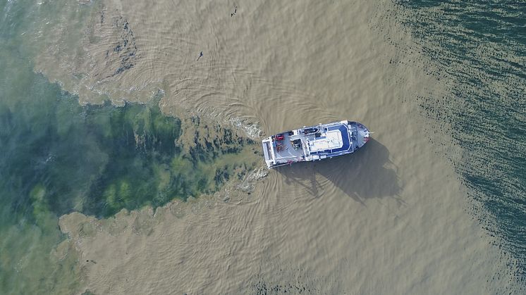 Forskningsfartyget Electra af Askö stävar fram genom en tjock algblomning. Foto: Östersjöcentrum