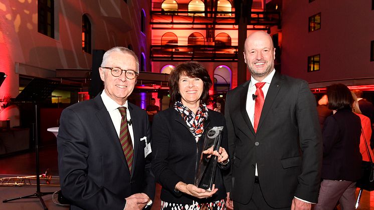 Dietmar Turocha (li.), Präsident des Münchner Marketing Clubs, überreichte den Münchner Marketing-Preis 2017 an den Vorstandsvorsitzenden der Stadtsparkasse München, Ralf Fleischer (re.) und seine Vorstandskollegin Marlies Mirbeth.