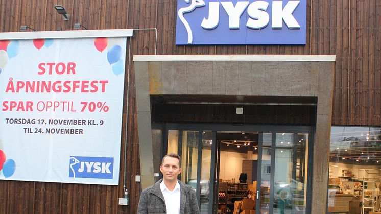 Distriktsjef i JYSK Norge, Nikolaj Hager Jensen står foran butikken på Nittedal som gjøres klar til åpning 17. November. 