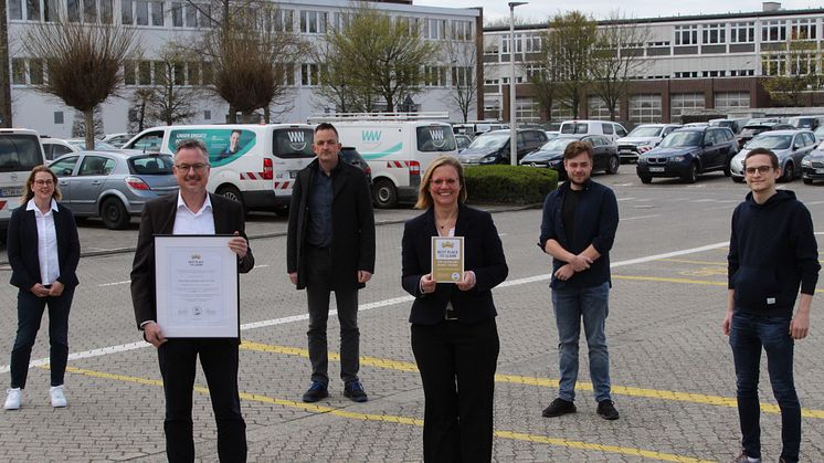 Burkhard Thiele (Leiter Aus- und Weiterbildung) und Susanne Klöpping (Leiterin Personal und Recht) mit Urkunde und Zertifikat sowie (h.v.l.) Ausbilderin Martina Mollemeier, Ausbilder Markus Koch sowie den Azubis Felix Tewes und Arne Rottschäfer