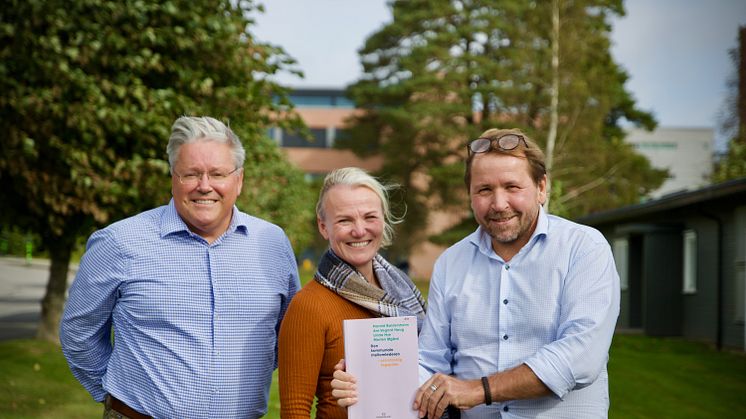 Morten Øgård (t.v.), Linda Hye og Are Vegard haug fra Senter for anvendt kommunalforskning står bak den nye boken. Medforfatter Harald Baldersheim er ikke med på bildet.
