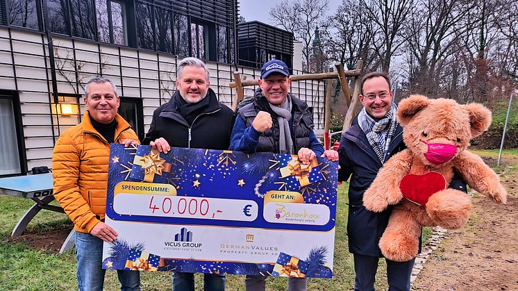 Mit dem "dicken" Scheck (v.l.): Ralf Dräger (German Values Property Group AG, CEO), Gabriel Schütze (VICUS GROUP AG, Mitglied des Vorstands/COO), Axel Schulz und Hubertus von Erffa (Vorstandsvorsitzender Kinderhospiz Bärenherz Leipzig e.V.)