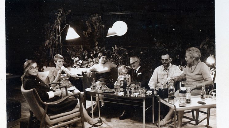 Ross-familien samlet omkring "Ross-sofabordet" i 1966 i Alf og Else-Merete Ross' privathjem. (Privat foto)