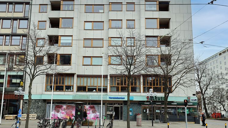 Handelsbanken på Första Långgatan i Göteborg moderniserar sina kontorsytor och förlänger kontraktet med fem år och Handelsbanken på Avenyn tillförhyr ytterligare yta hos Wallenstam.