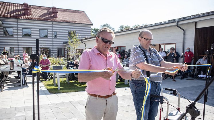 Roland Karlsson, ordförande i Kooperativa Hyresrättsföreningen (KHF) Lysekils omsorgsbostäder och Ulf Oskarsson, boende, klipper bandet i samband med invigningen. Foto: Gabriel Berndtsson, Lysekilsposten