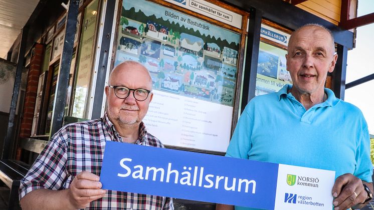 Dan Thorn, verksamhetschef vid Norsjö hälsocentral och Gunnar Westerberg, Bastuträsk, utanför samhällsrummet.