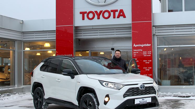 Bodø: Bilselger Karl-Einar Rengård hos Nordvik er klar for lansering av nye RAV4 Hybrid.