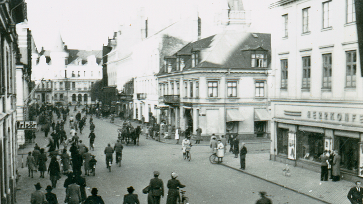 Danska flyktingar på väg till Rådhuset i Landskrona. Bilden är från 1943 då danska judar flydde över Öresund till Skåne. Foto: Landskrona museum