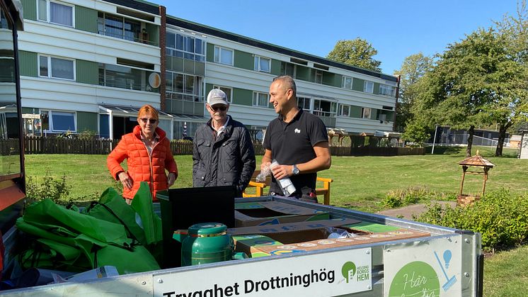 Fastighetsvärden Vehid tillsammans med Alojzija och Sonnich som har bott på Drottninghög i 20 år och var först på plats när trygghetsbilen kom till deras kvarter.