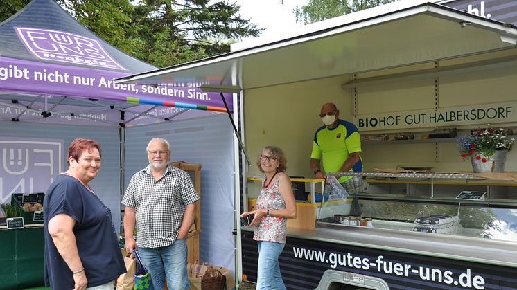 Auf dem Hofmarkt: Mitarbeiterin Marion Brauns (von links) im Gespräch mit den Kunden Uwe und Erni Klemme aus Spangenberg, im Verkaufswagen Klient Thomas Schmidt.