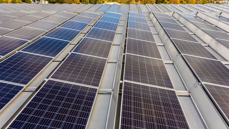 STIHL Pohjoismaiden pääkonttorissa 1500 neliömetriä aurinkopaneeleja tuottaa vihreää sähköä