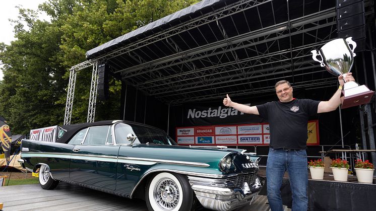 Årets final i tävlingen Sveriges Snyggaste Bil avgjordes under Nostalgia Festival i Ronneby. Vinnare blev en Chrysler New Yorker Convertible från 1957 som ägs och har renoverats av Morgan Eriksson i Torsby.