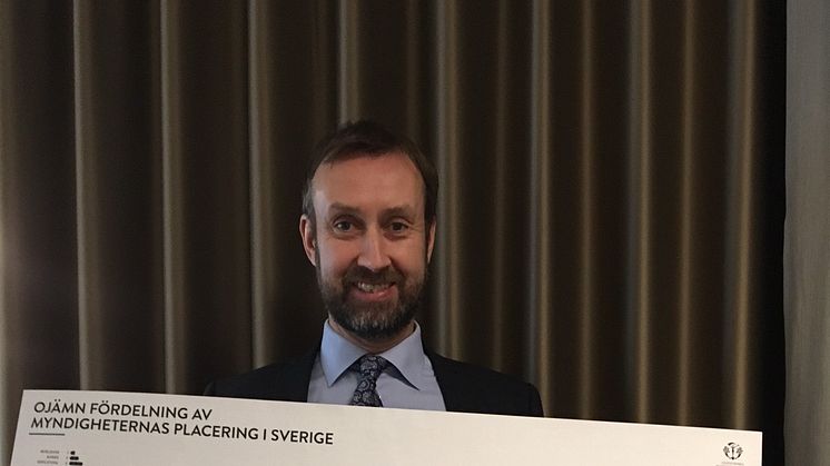 Västsvenska Handelskammaren har drivit frågan om myndigheternas ojämna fördelning över Sverige under lång tid. På bilden syns vd, Johan Trouvé med ett exemplar av Myndighetsrapporten som släpptes av Handelskammaren 2017.