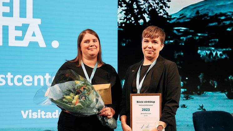 Anna Bodell och Veronica Ståhl fick under Visitadagen ta emot priset som Skellefteå turistcenter tilldelats.