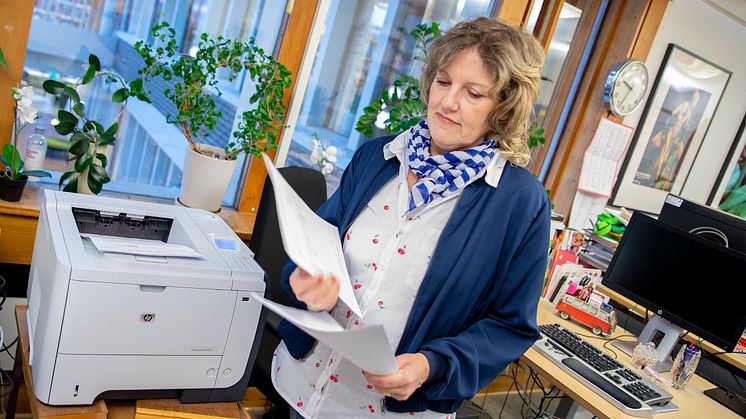 Biblioteksassistenten Anna-Stina Widd hämtar de utskrivna kravbreven direkt i skrivaren.