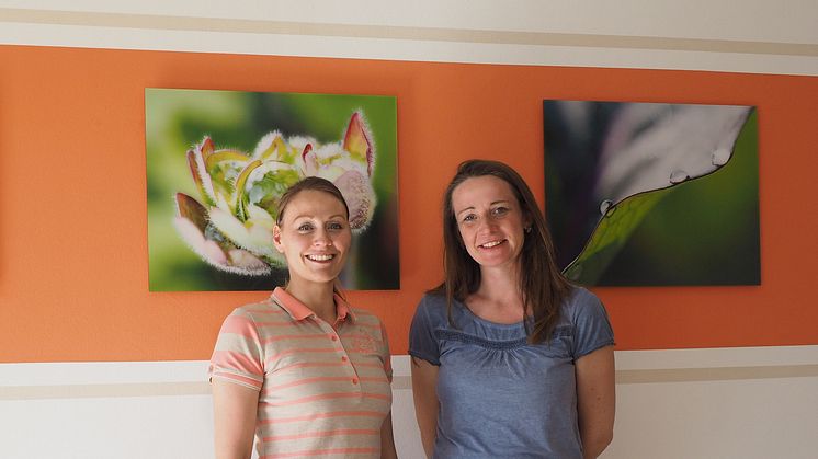 Sandra Raimann (r.) ist überglücklich: Dank der Behandlung durch die Dresdner Osteopathin Ricarda Ulrich (l.) hat sich ihr Kinderwunsch erfüllt – derzeit ist sie zum zweiten Mal schwanger. Foto: Ricarda Ulrich